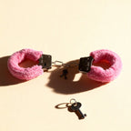 Menottes roses en fausse fourrure Velvet Touch avec clés, accessoire doux pour jeux de couple