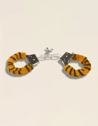Menottes style tigre en fausse fourrure pour jeux coquins ludiques et doux