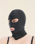 Cagoule Dark Desire portée pour un jeu de rôle sensuel et BDSM soft