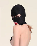 Cagoule Dark Desire portée par modèle – look sensuel et mystérieux