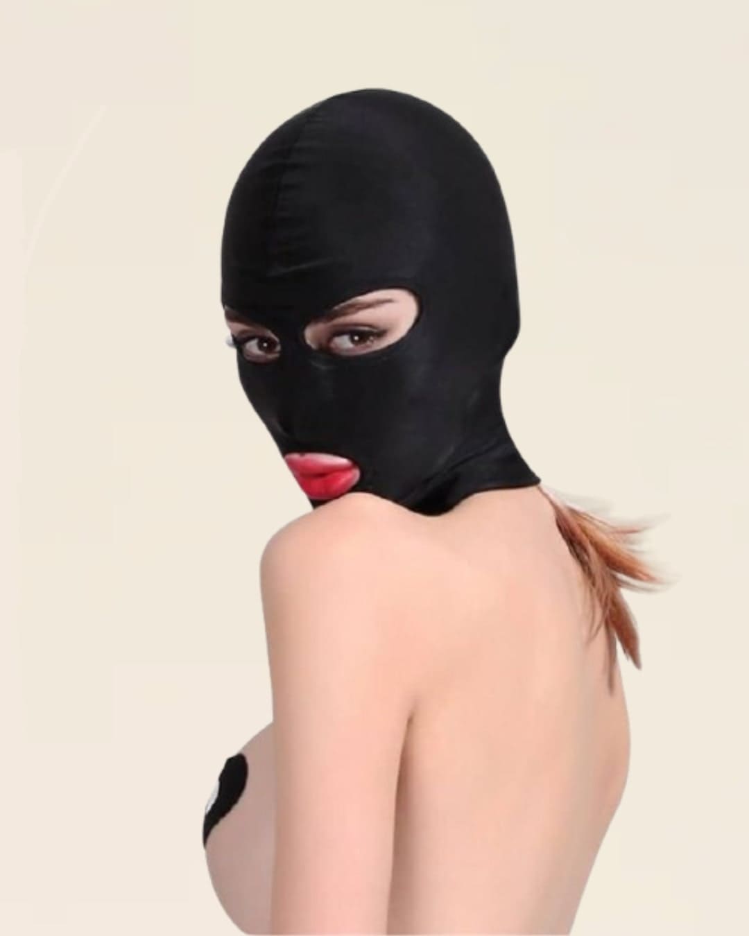 Cagoule Dark Desire portée par modèle – look sensuel et mystérieux