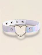 Collier Sweet Bond blanc holographique avec cœur métallique, style doux et sensuel.