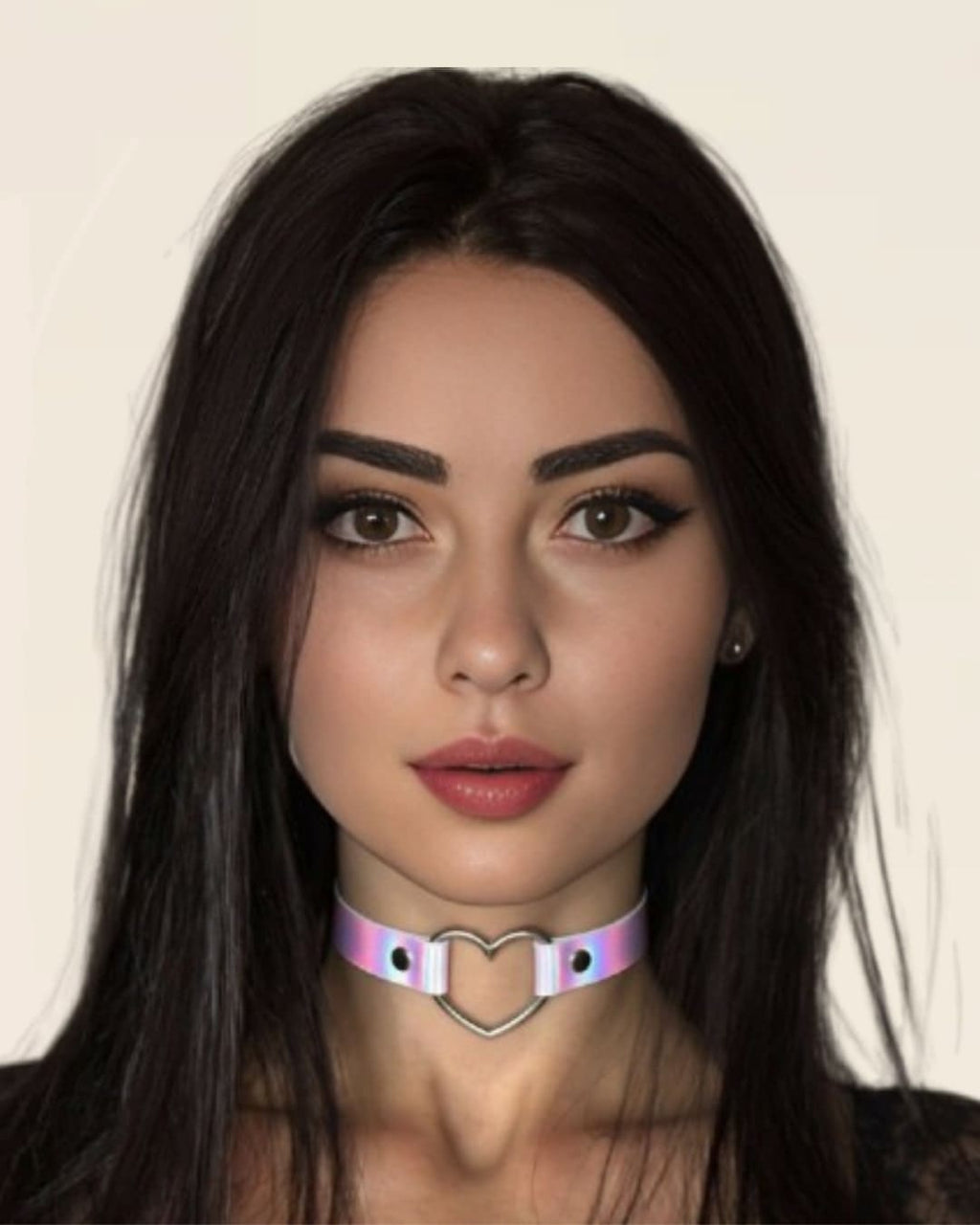 Femme portant le collier Sweet Bond, cœur métallique holographique, look sensuel et minimaliste.