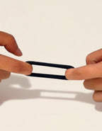 Démonstration de l’élasticité du cock ring en silicone noir, étirable et confortable