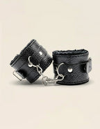 Menottes en cuir noir doublées de fourrure – Kit Secret Lovers Jardin Intime