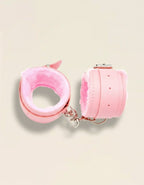 Menottes de cheville ou main roses pastel Obsidienne – cuir souple, confort et maintien.