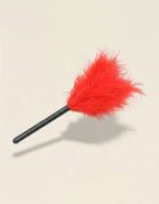 plumeau rouge doux pour caresses sensuelles et jeux d’éveil