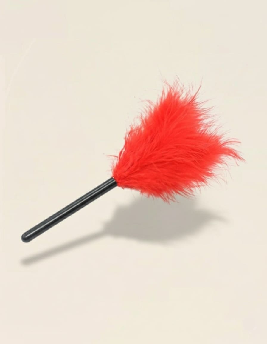 plumeau rouge doux pour caresses sensuelles et jeux d’éveil